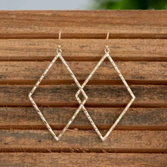 Gold tone 2” diamond shaped metal hammered dangle drop earrings geometric NEW - Picture 2 of 3